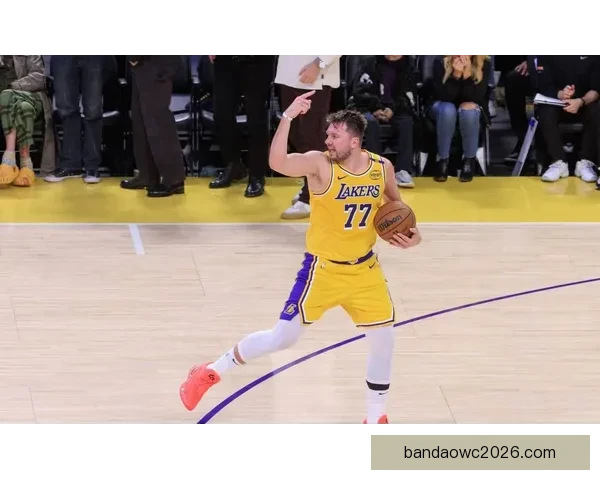 东契奇腿筋二级拉伤无限期休战 湖人前景堪忧恐无缘所有评奖